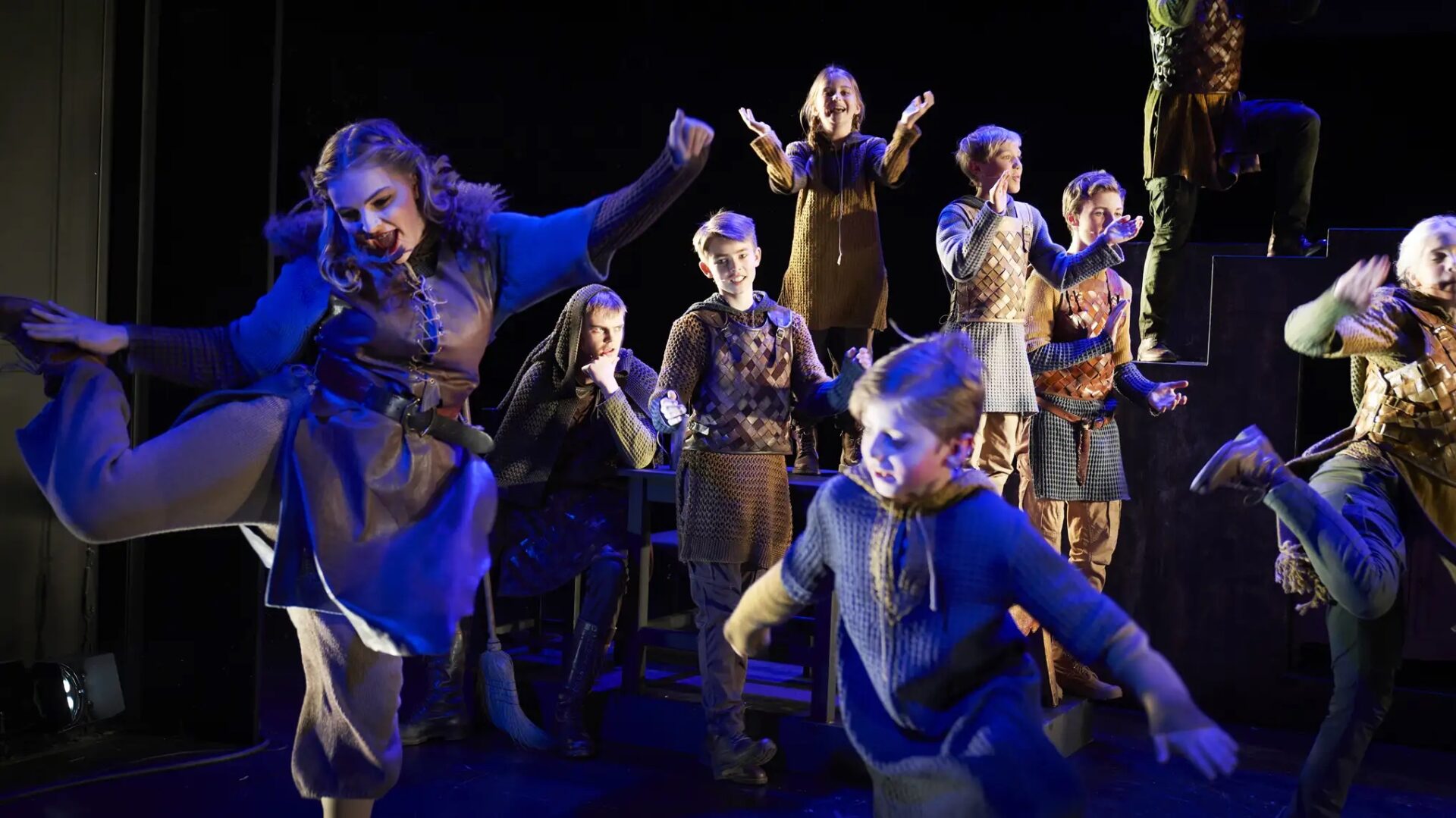 Medlemmer fra Barne- og ungdomsteatret i forestillingen Brødrene Løvehjerte.