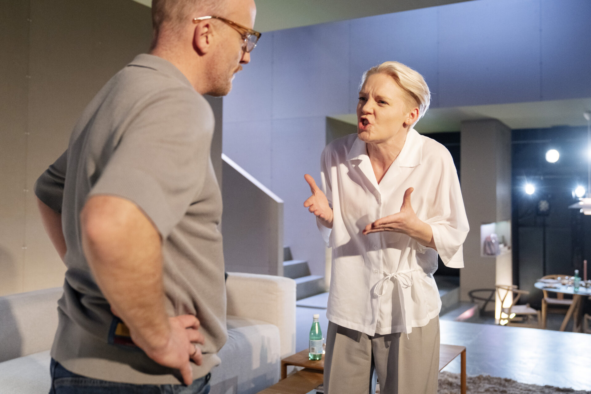 Sibylle står og kjefter på Daniel i stuen