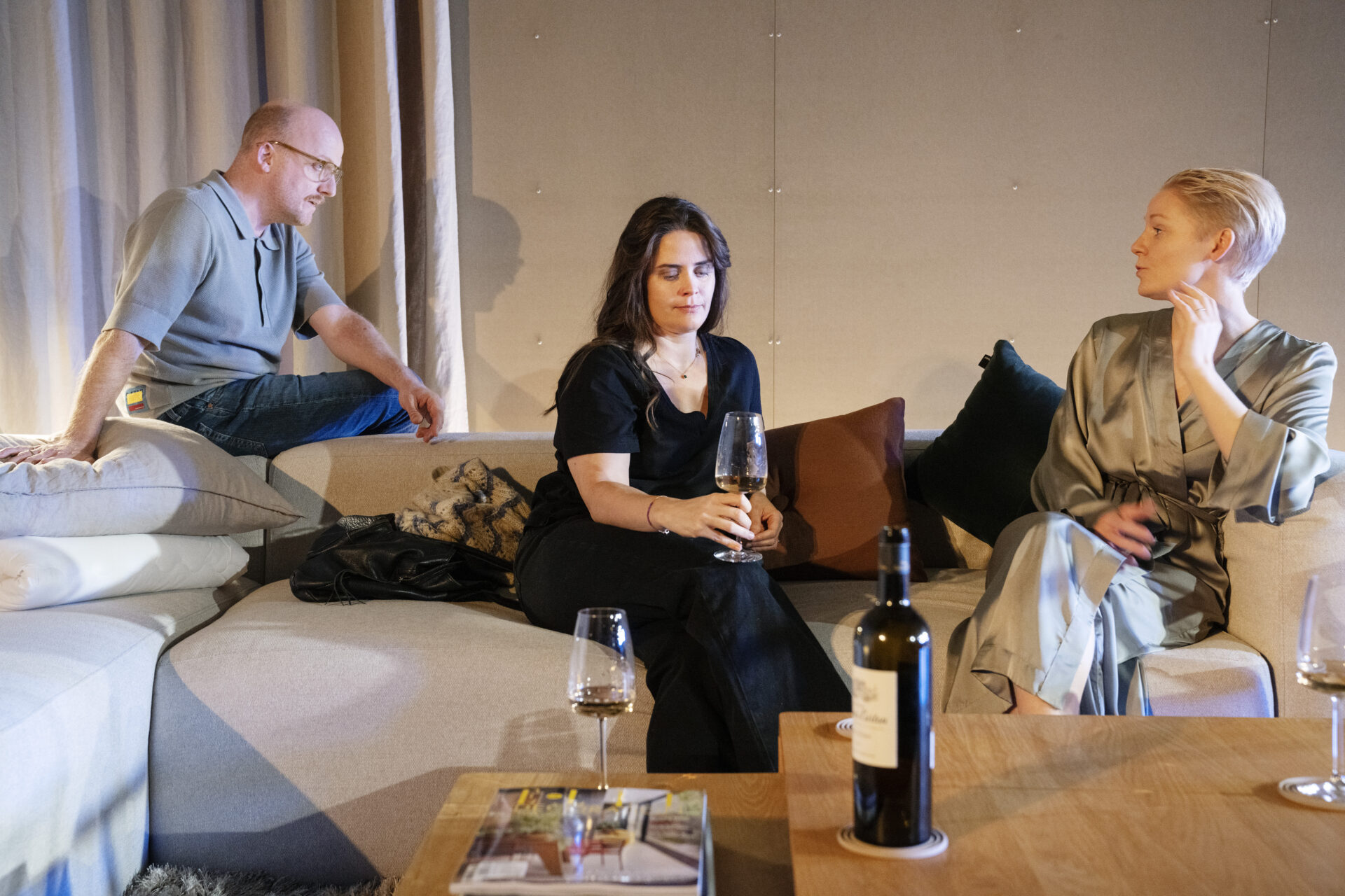 Daniel, Francizka og Sibylle sitter samlet i sofaen hvor de drikker vin og snakker sammen