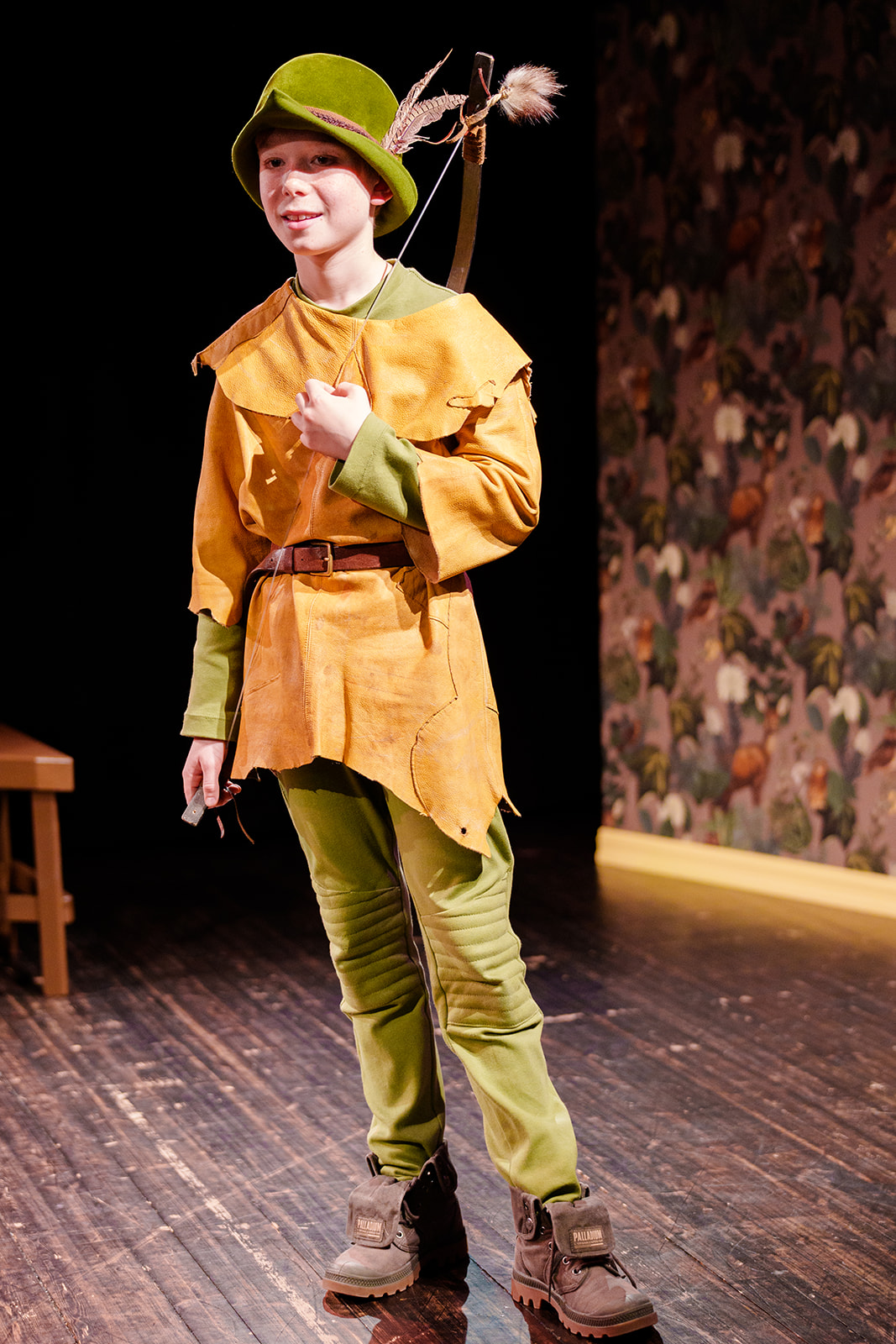 Gutt i kostyme som minner om Robin Hood