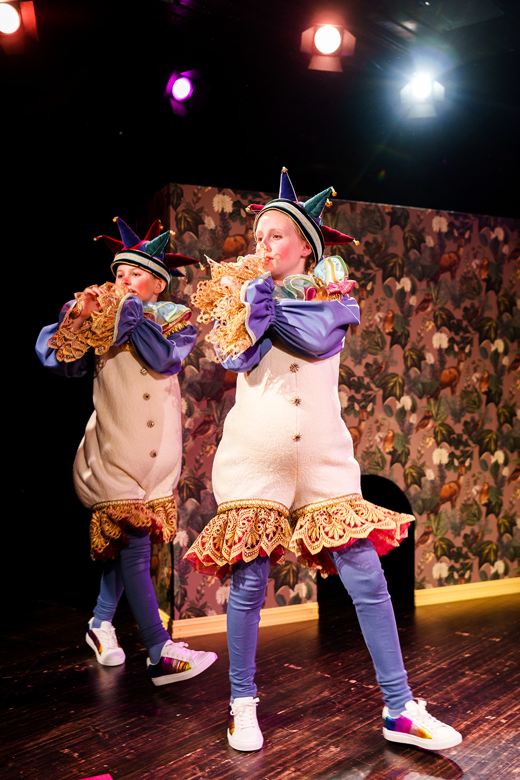 To barn kledd ut som hoffnarrer