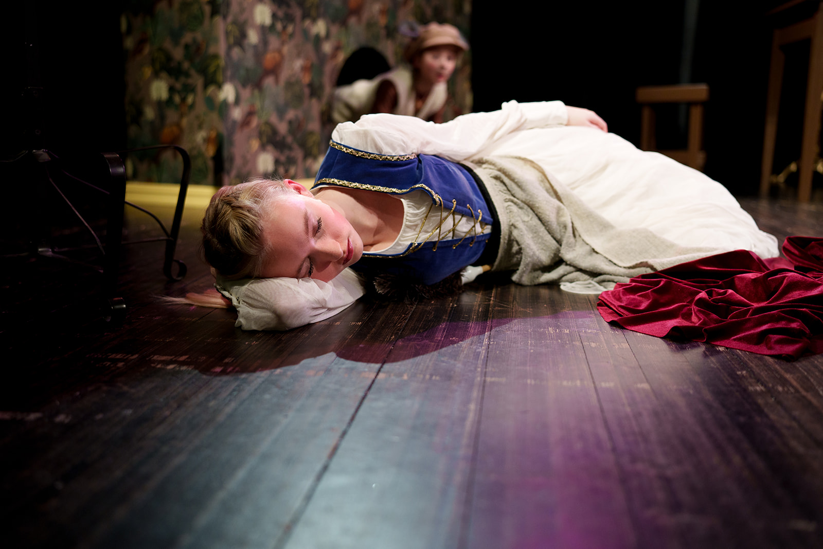 Jente som ligger og sover på gulvet