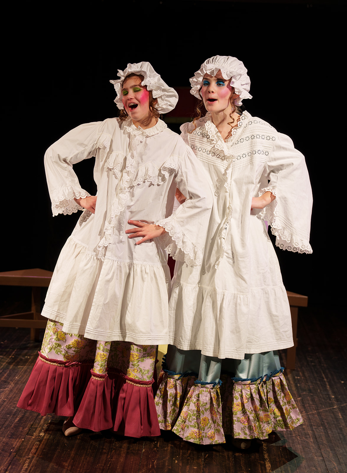 To jenter ikledd kjoler