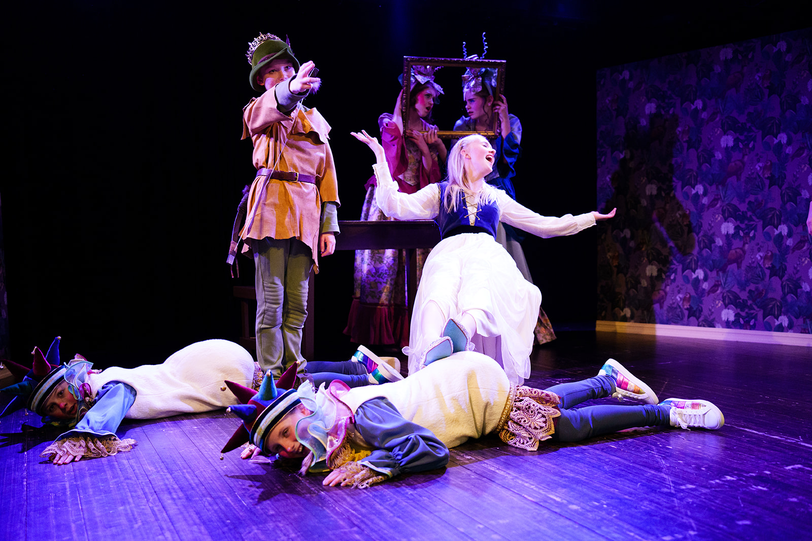 Skuespillere fra Barne- og ungdomsteatret i forestillingen Lillemus-mei-og-villungane