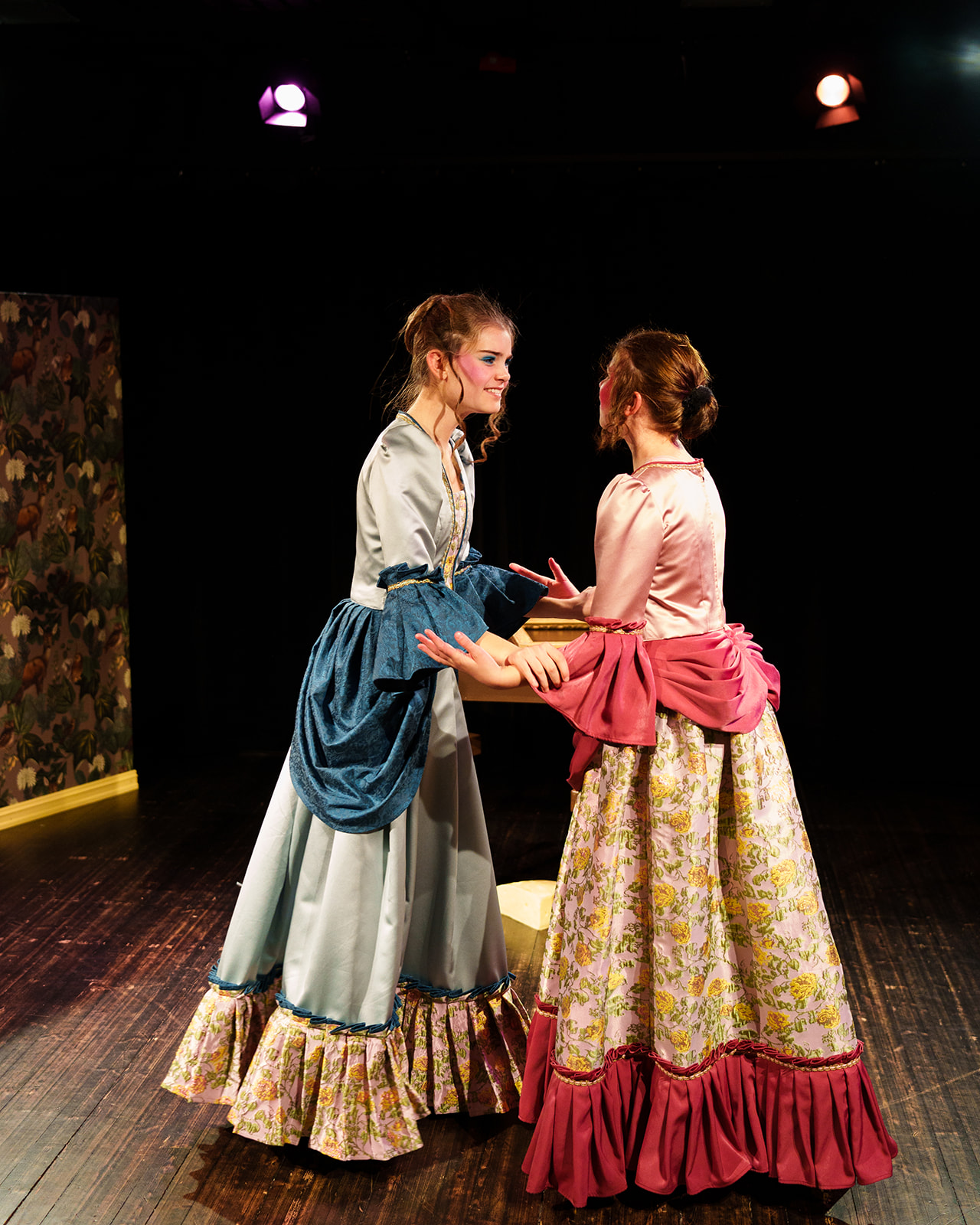 To jenter utkledd i prinsessekostymer