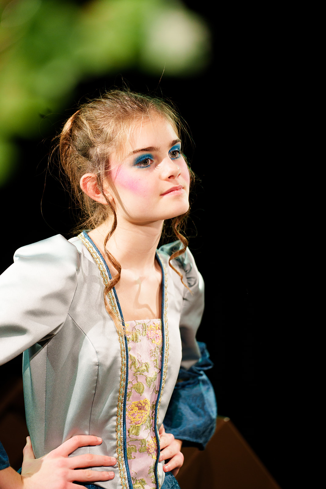 Jente i prinsessekjole.