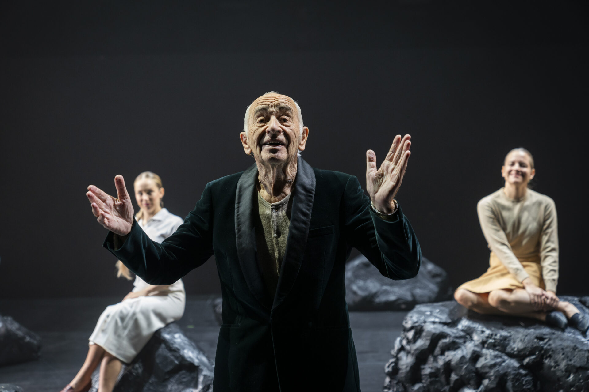 Kirsebærhagen: Nostalgi og ansvar – skuespiller Per Tofte som står med utstrakte armer