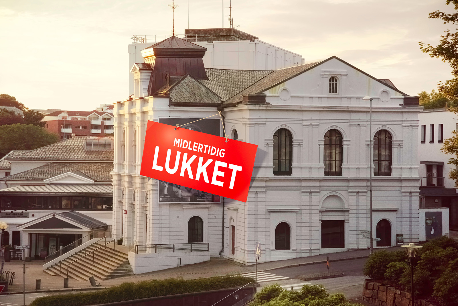 Rogaland Teater med et skilt hengene på fasaden hvor det står midlertidig lukket.