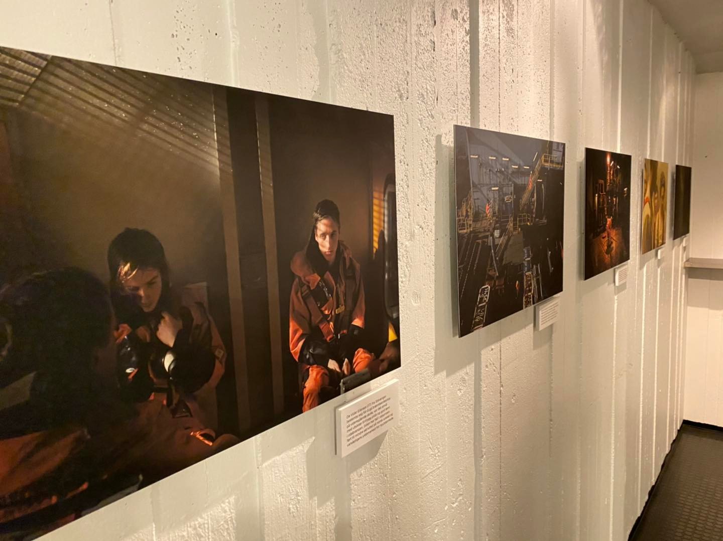 Fotoutstilling som viser oljearbeidere.