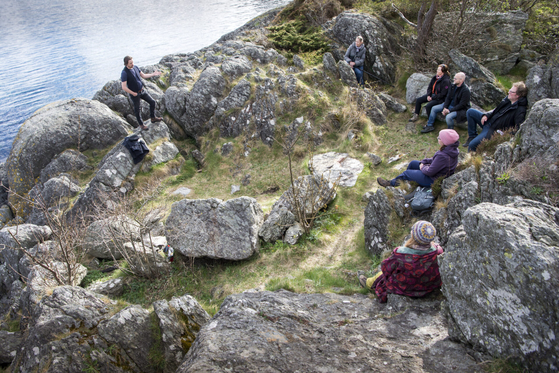 Seks publikummere ser på Anders Dale som spiller Terje Vigen utendørs.