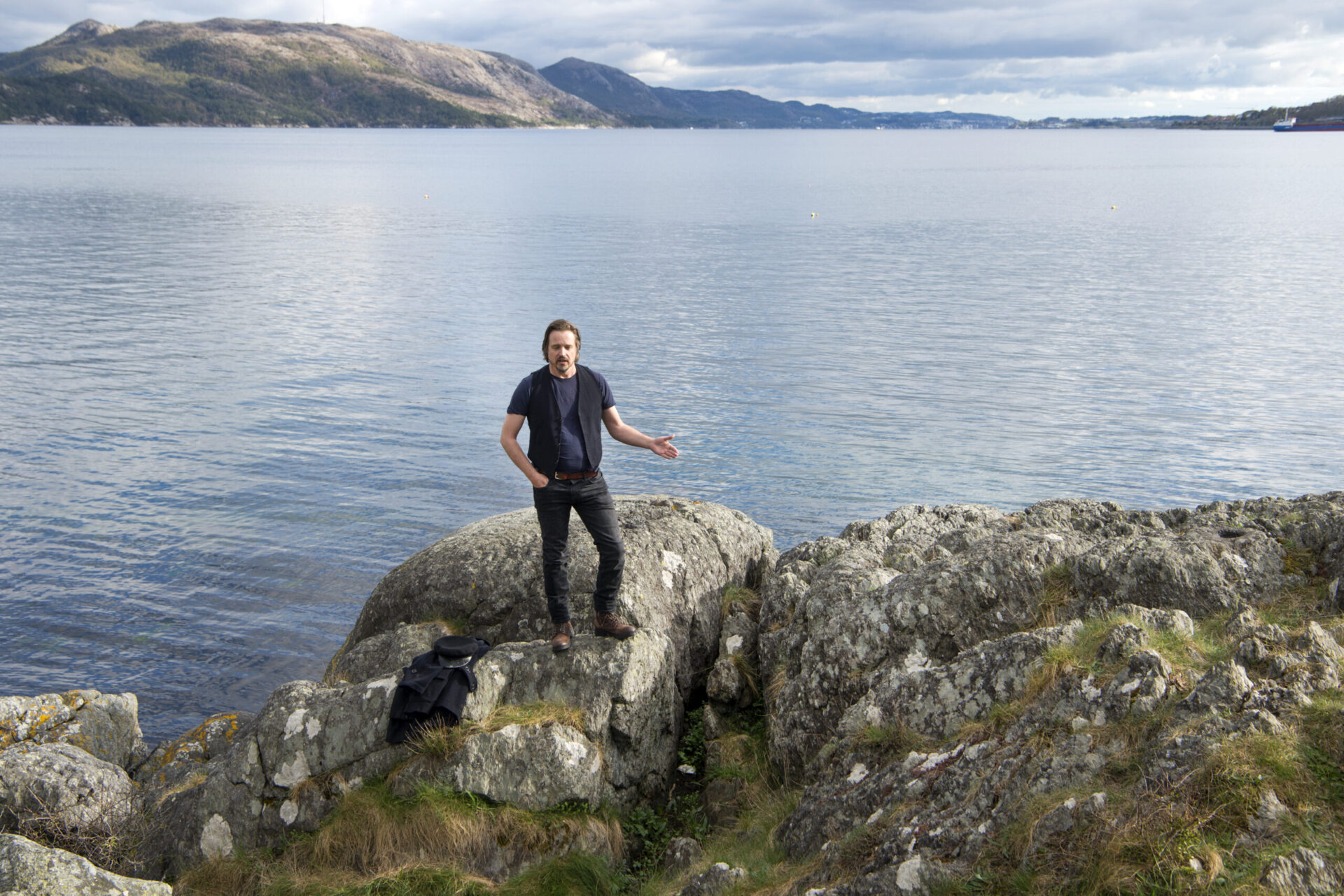 Anders Dale spiller Terje Vigen utendørs. Gandsfjorden i bakgrunnen.