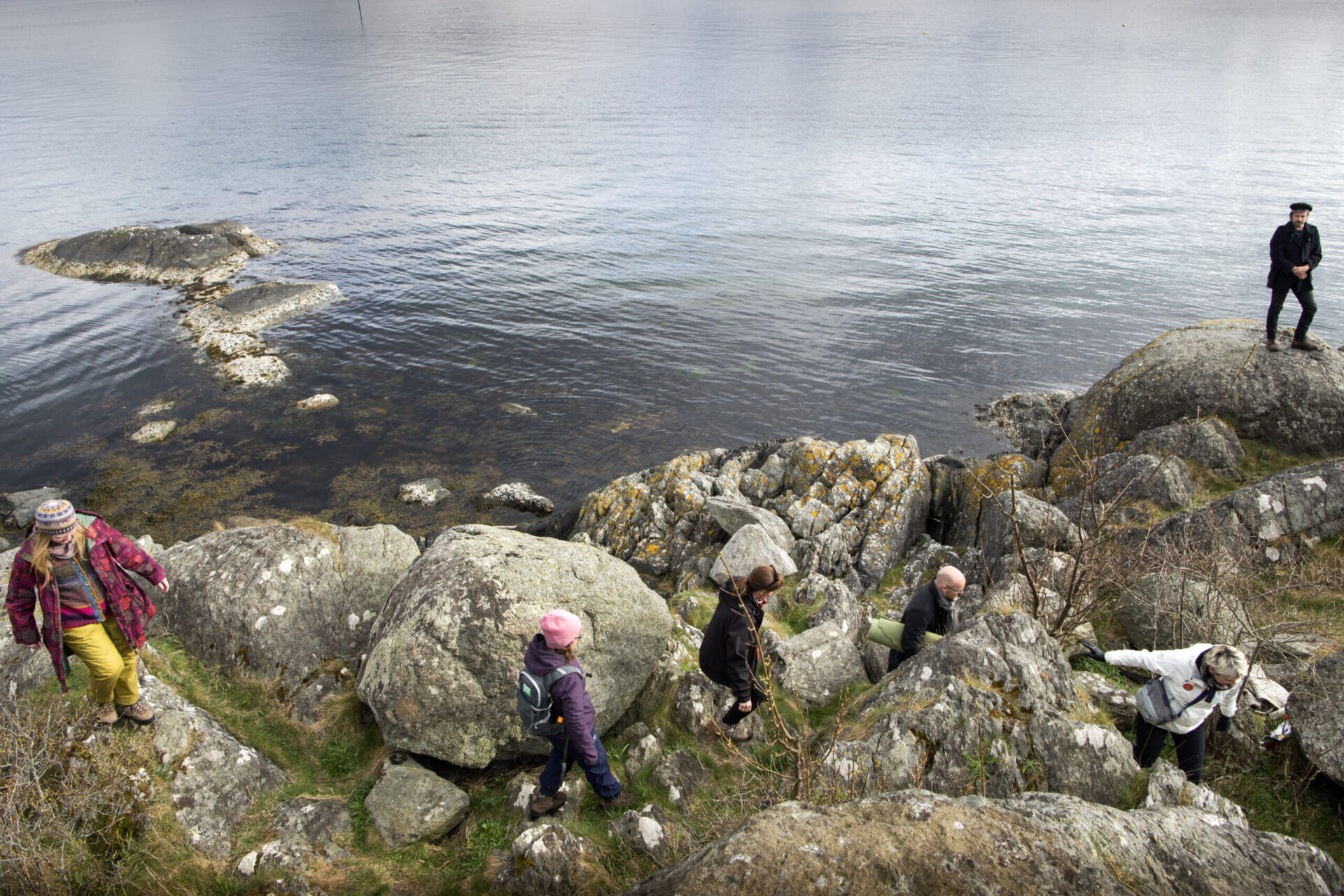 Publikum på vei fram til Anders Dale som spiller Terje Vigen utendørs ved Gandsfjorden.