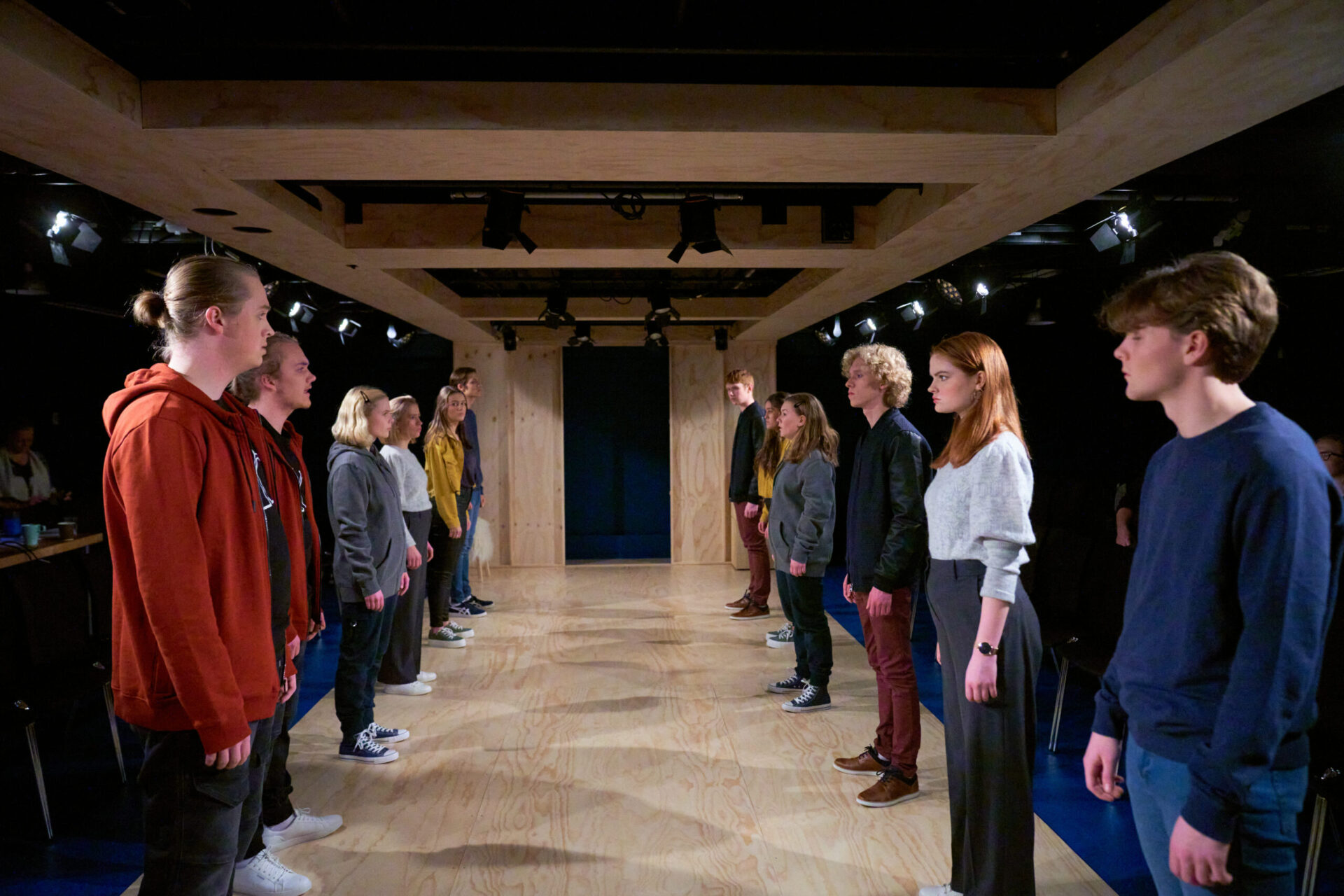 Ungdommer som står på to rekker mot hverandre.