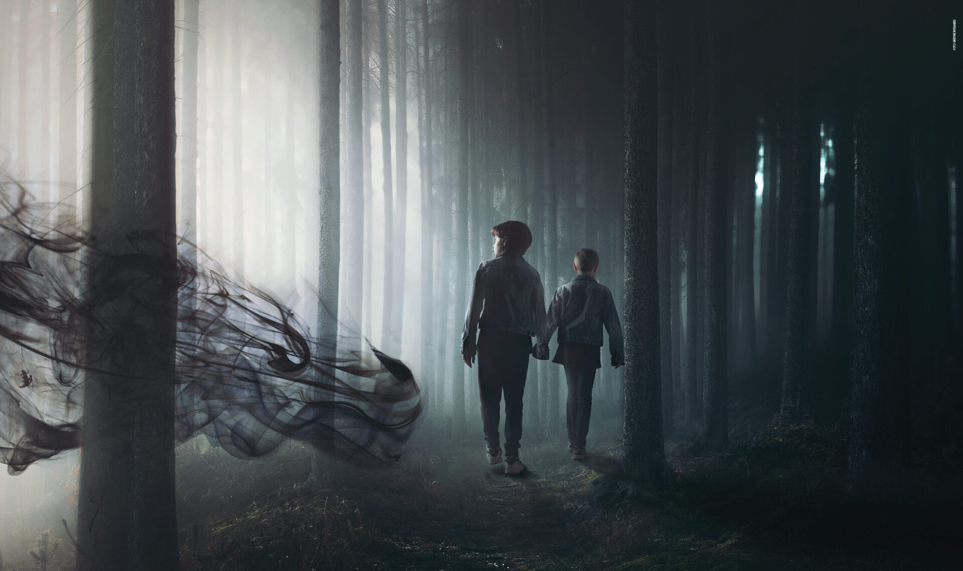 to gutter i en skog emd en drage som lurer i bakgrunnen