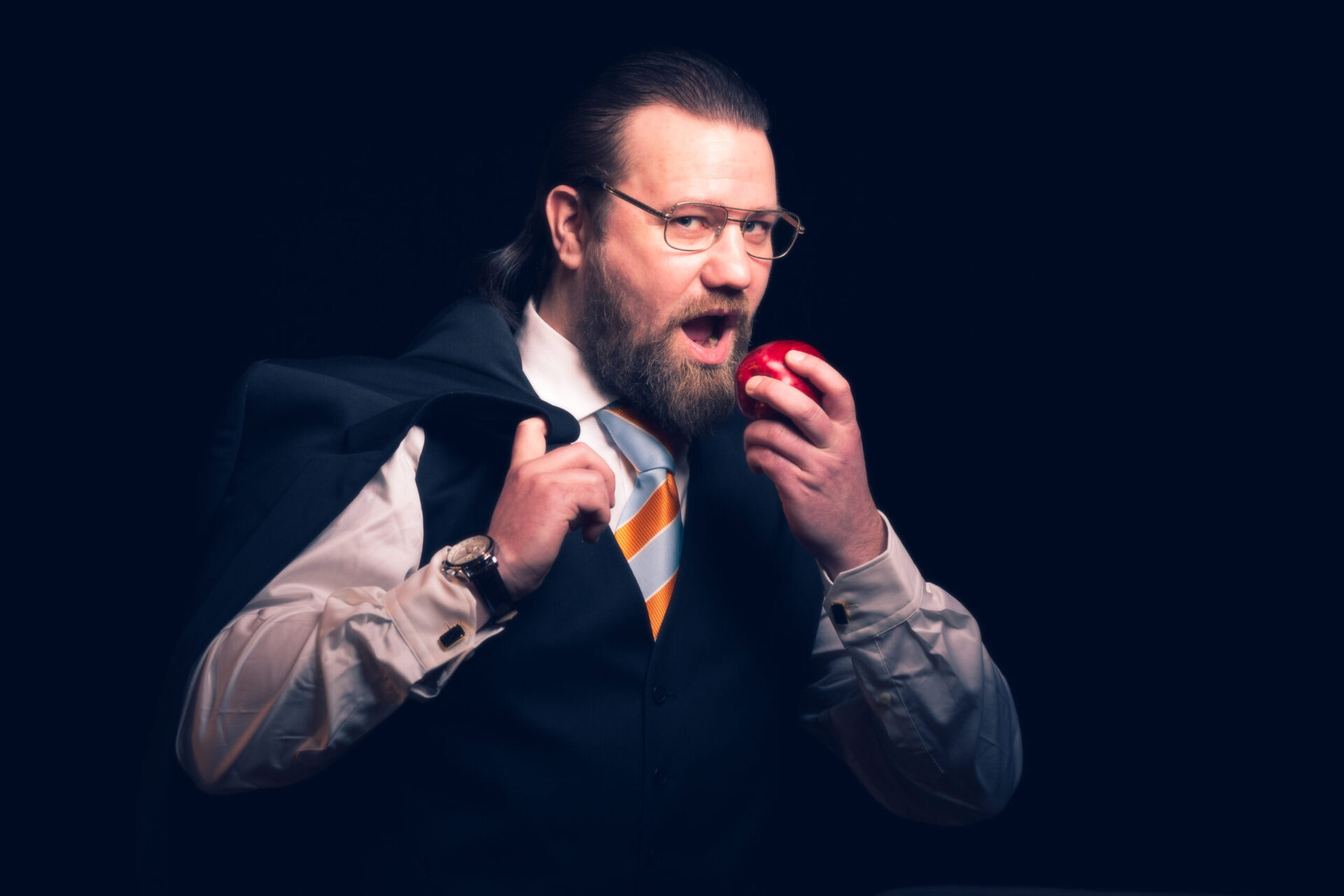 Kim Sørensen spiser et rødt eple.