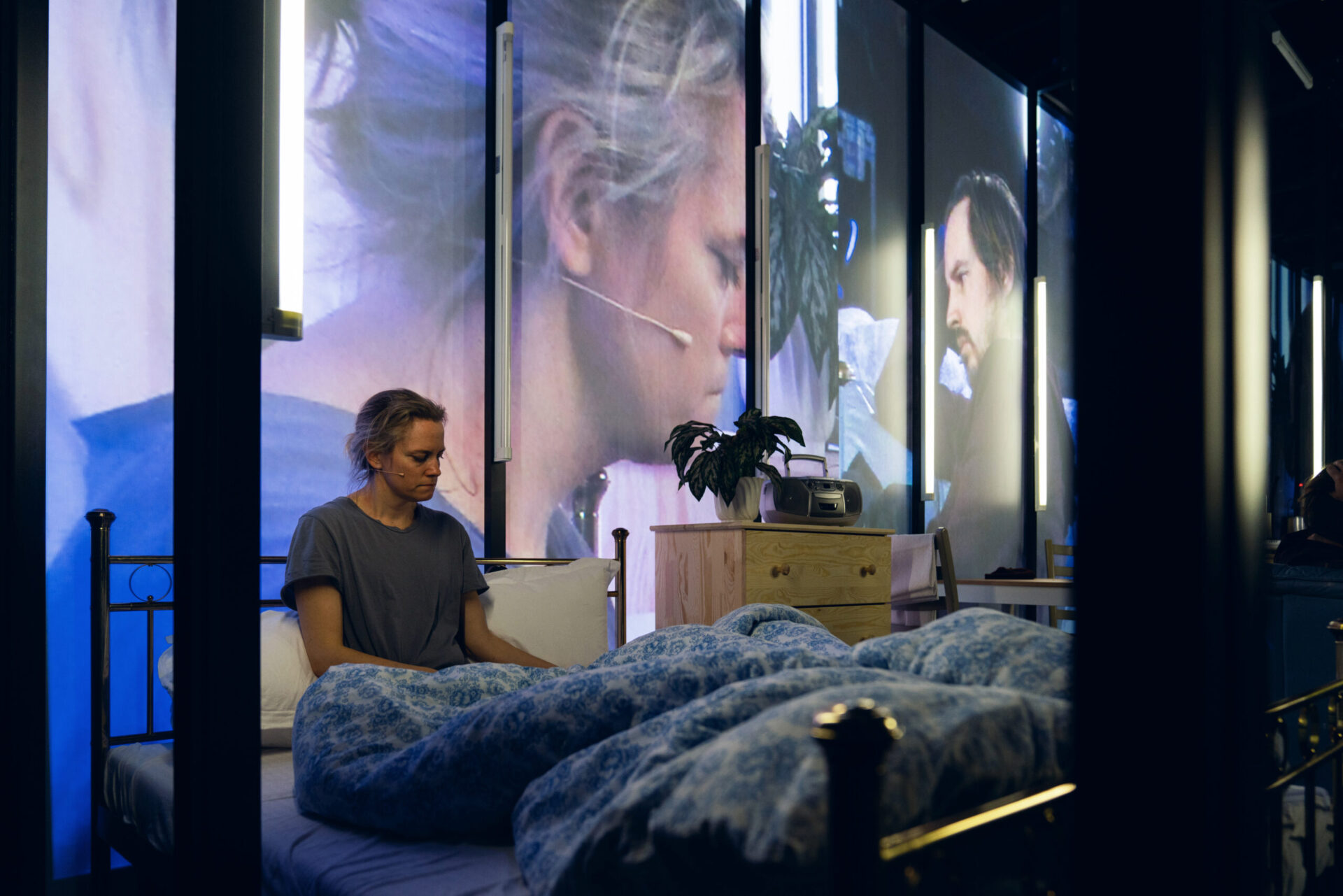 En kvinne i en seng.