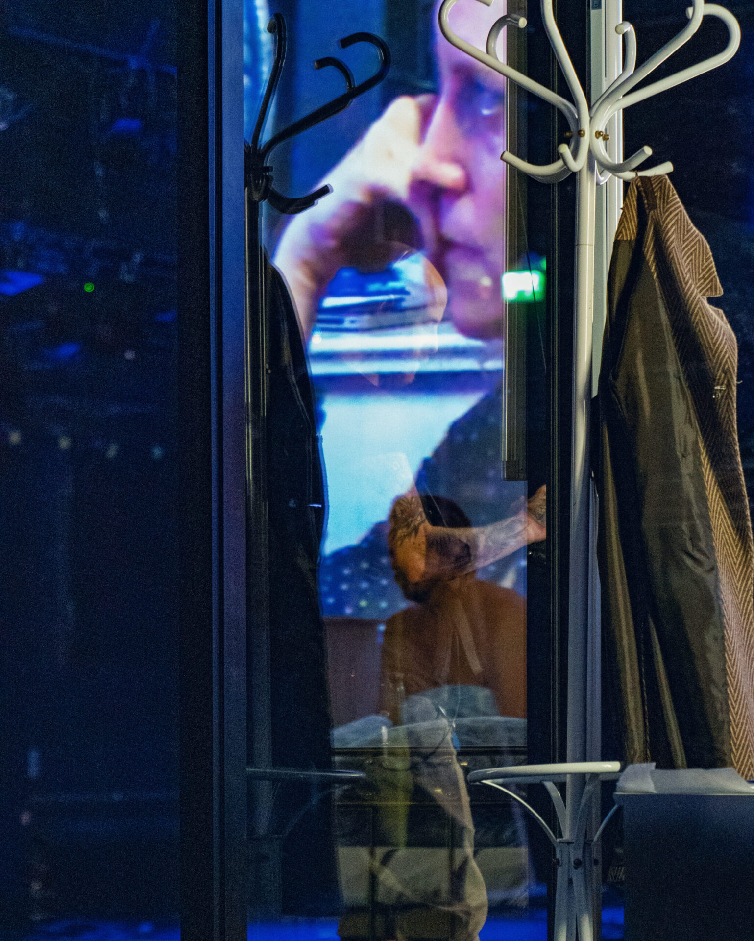 Kvinne sett gjennom et vindu