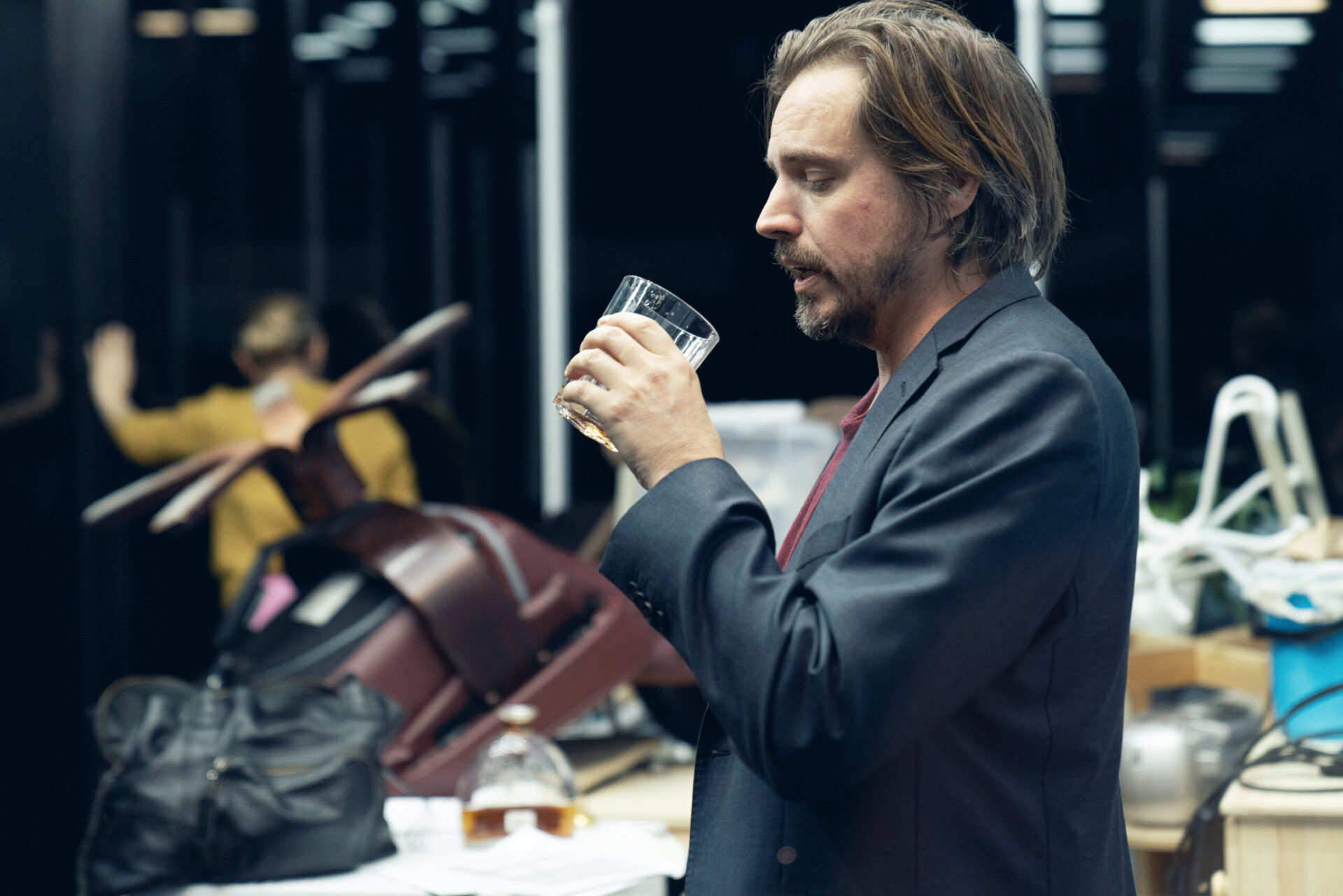 Mann drikker av et glass