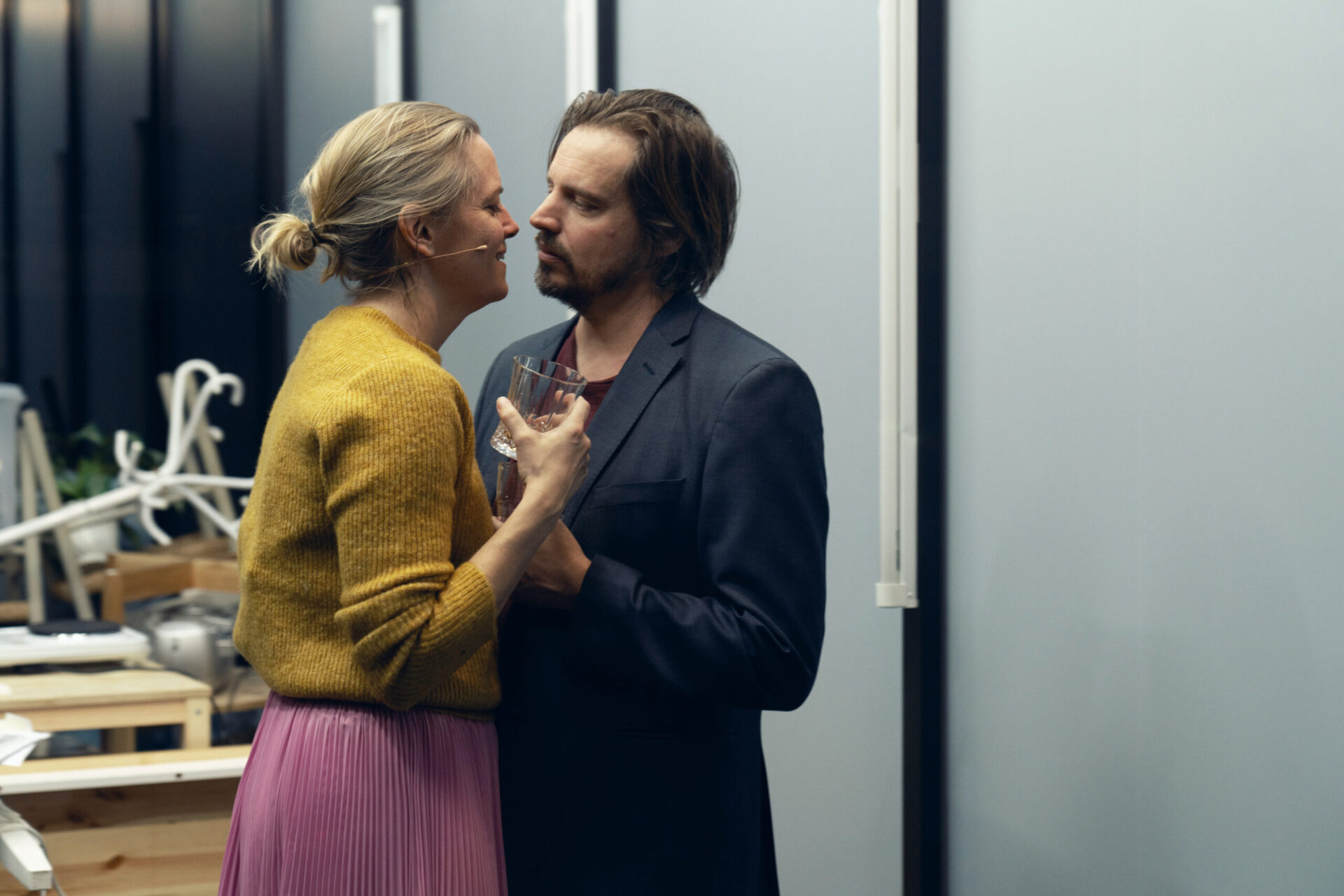 Mann og kvinne står tett inntil hverandre