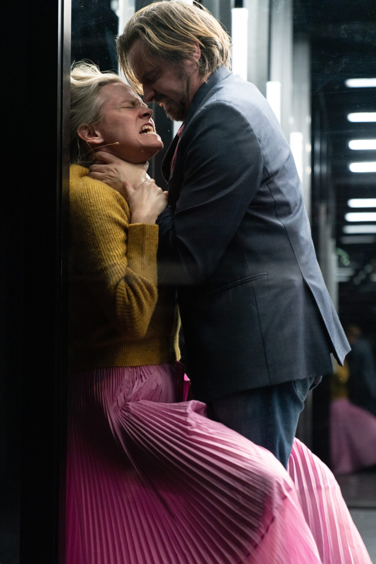 Mann som tar kvelertak på en kvinne.