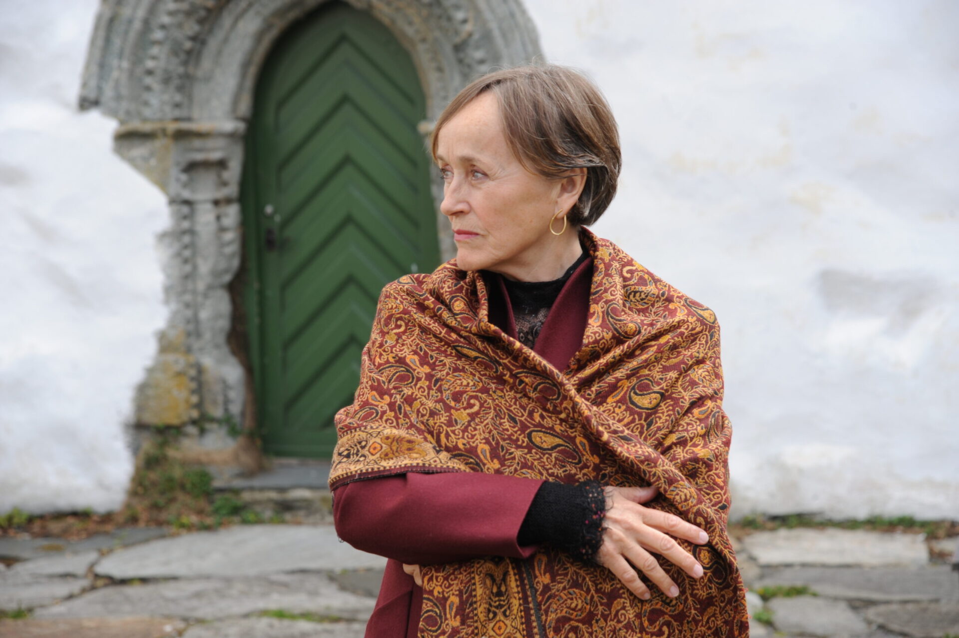Mette Langfeldt Arnstad i borggården til Utstein Kloster.