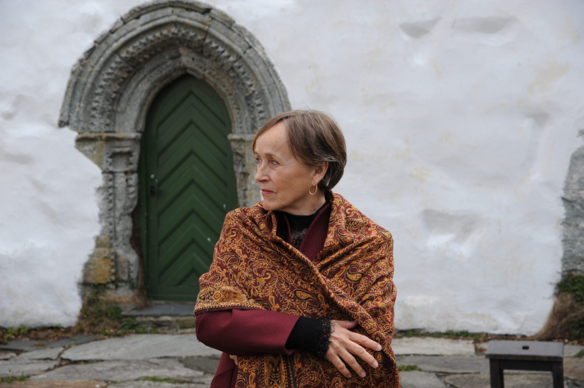 Mette Langfeldt Arnstad i borggården til Utstein Kloster.