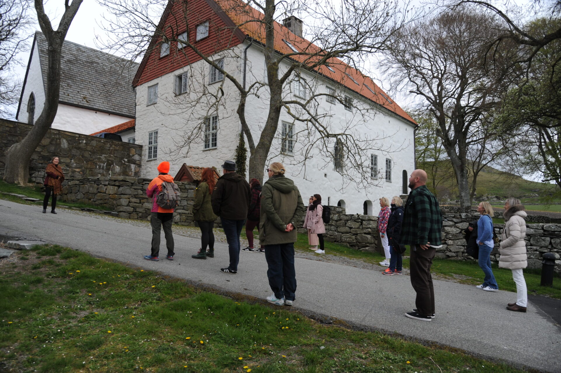 Publikum på vei inn til borggården på Utstein kloster
