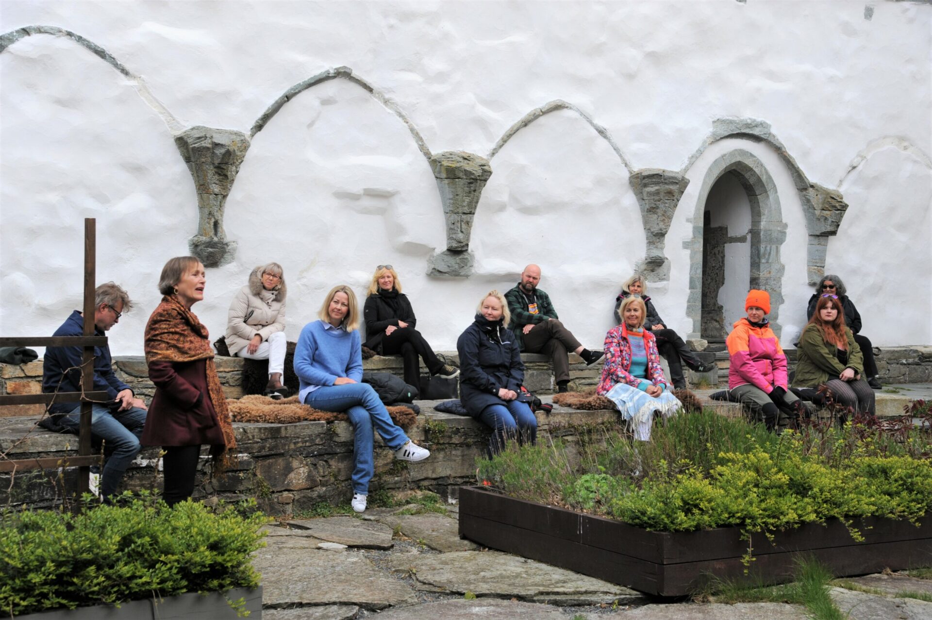 Publikum i borggården til Utstein kloster