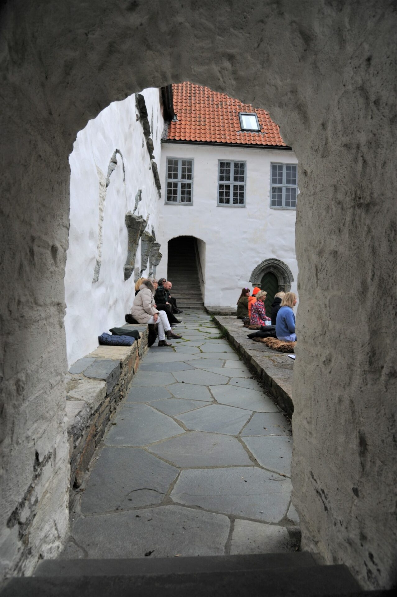 Publikum i borggården til Utstein kloster