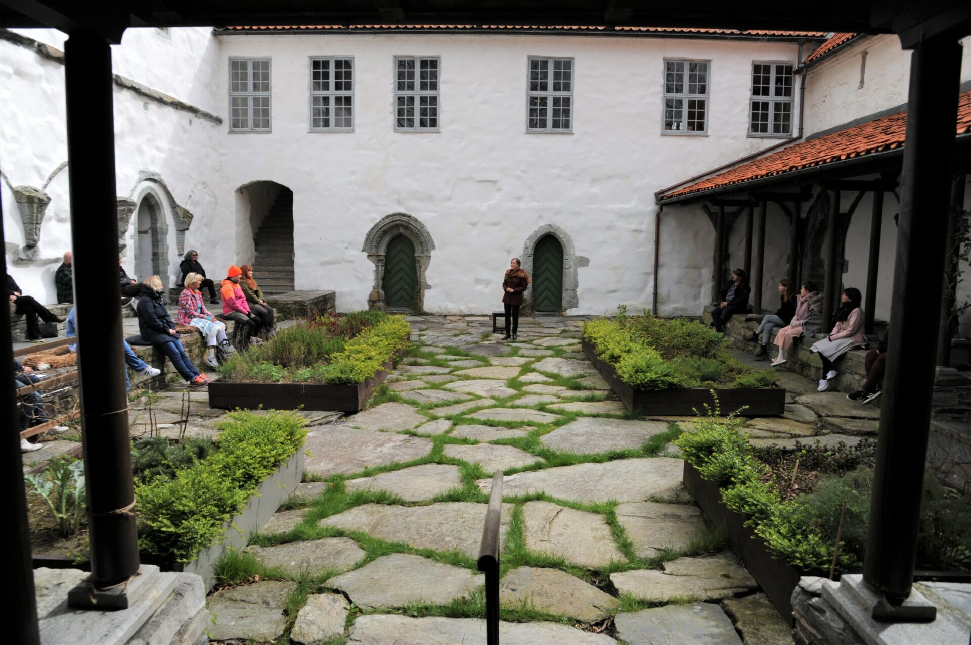 Publikum i borggården til Utstein kloster