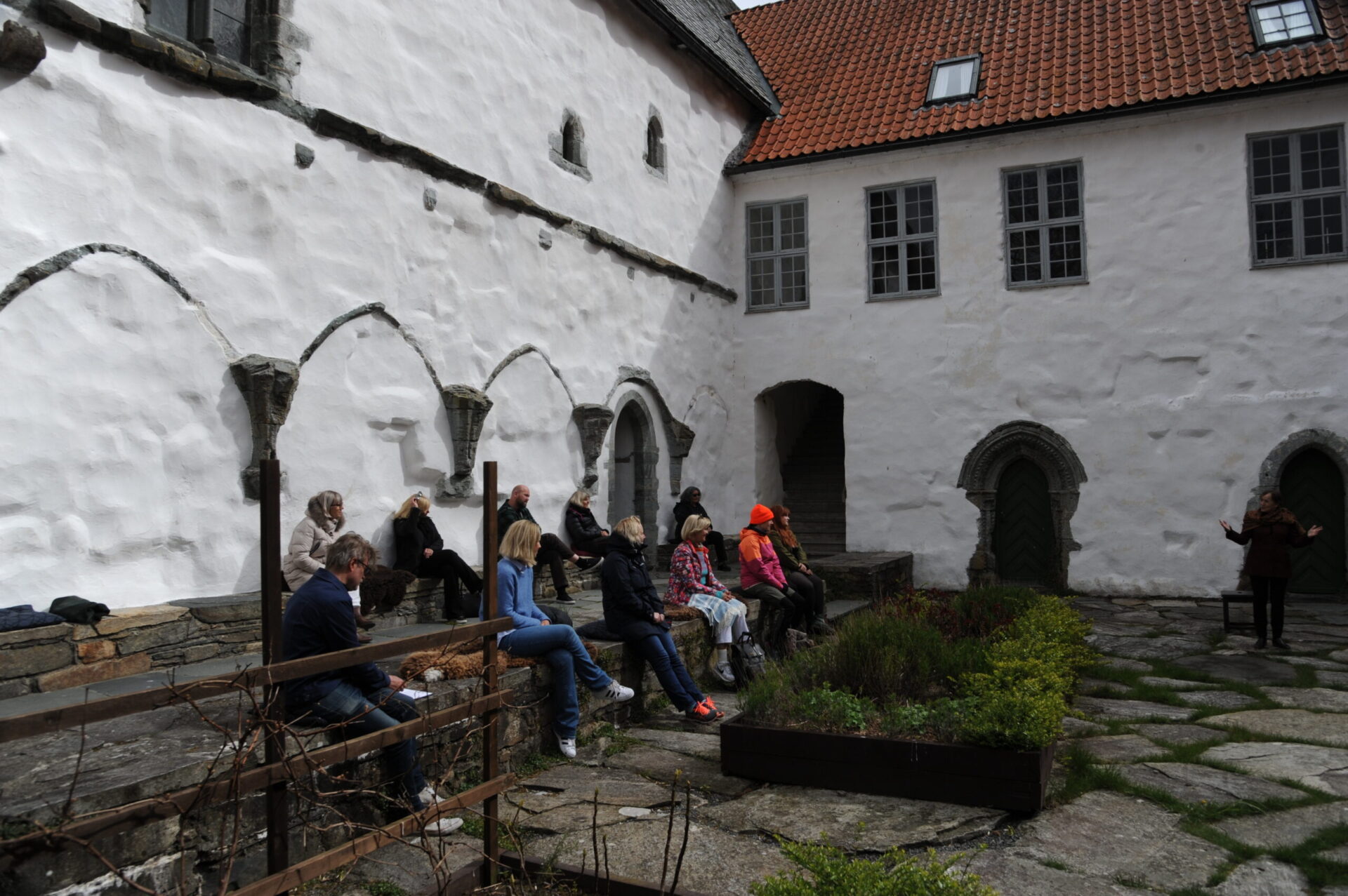 Publikum i borggården til Utstein kloster