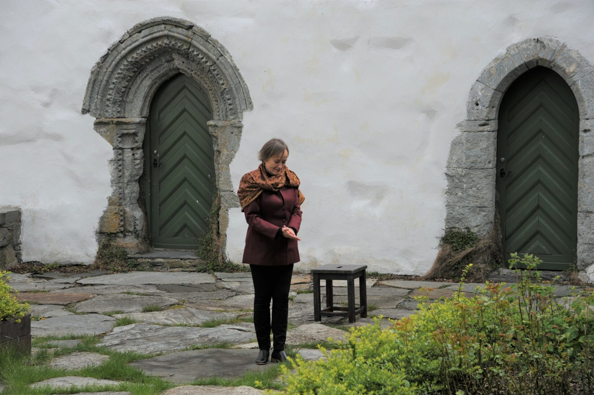 Mette Langfeldt Arnstad i borggården til Utstein kloster.
