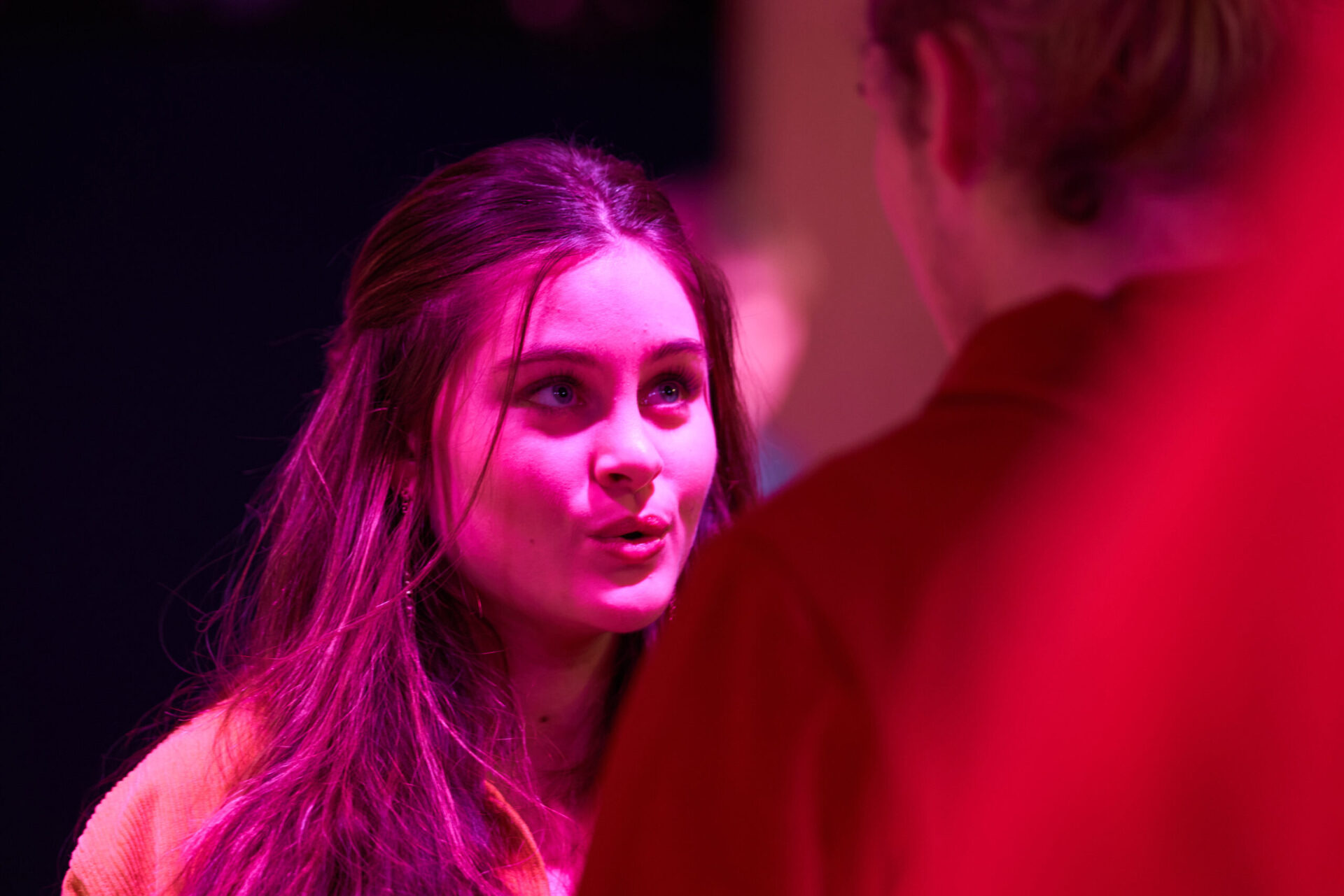 Ei jente ser på en gutt