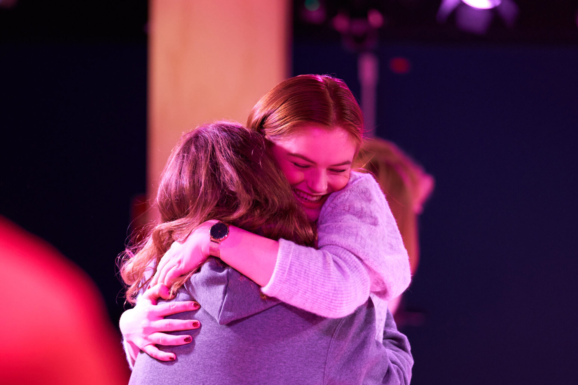 To jenter holder rundt hverandre