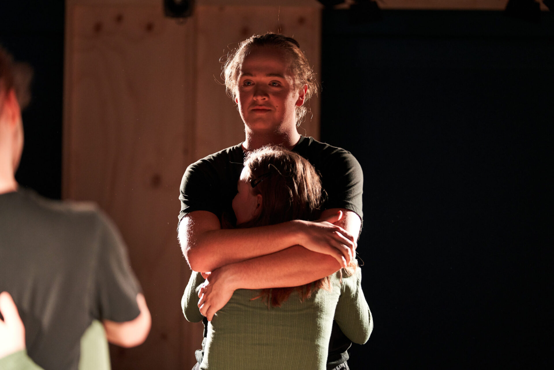 Ung mann holder rundt ei jente.