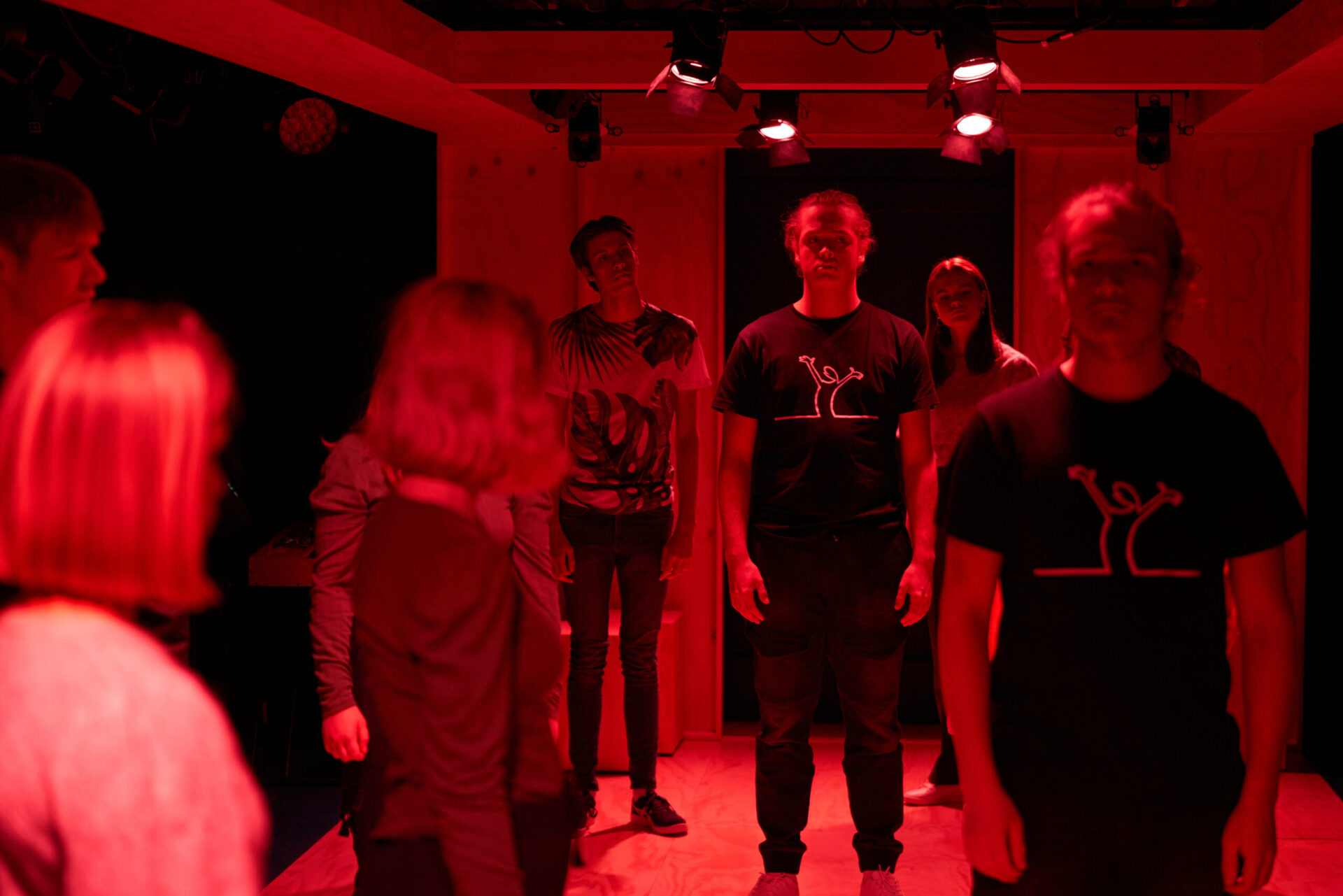 En gruppe ungdommer i rødt lys