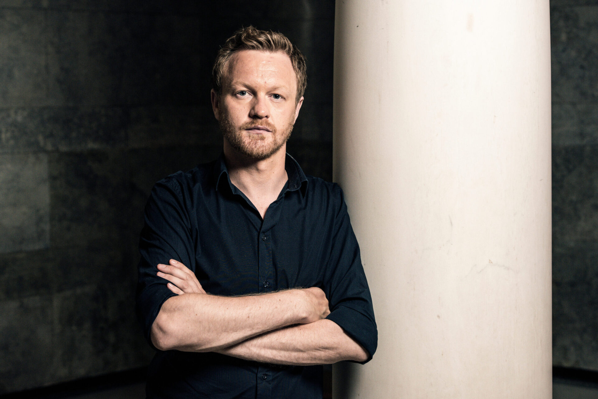 Glenn André Kaada ser i kamera og smiler.