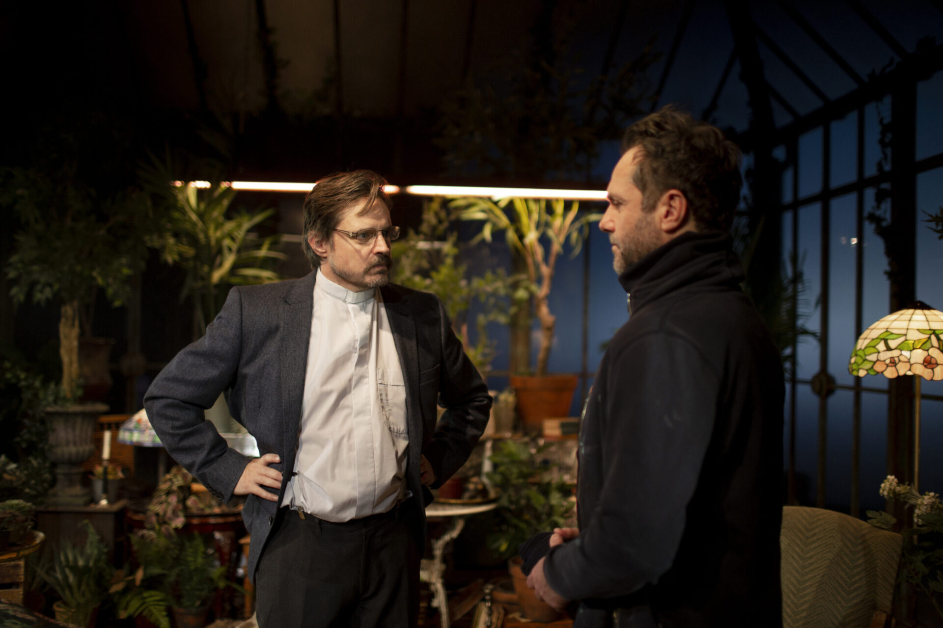 Anders Dale og Espen Reboli Bjerke står inne i drivhuset.