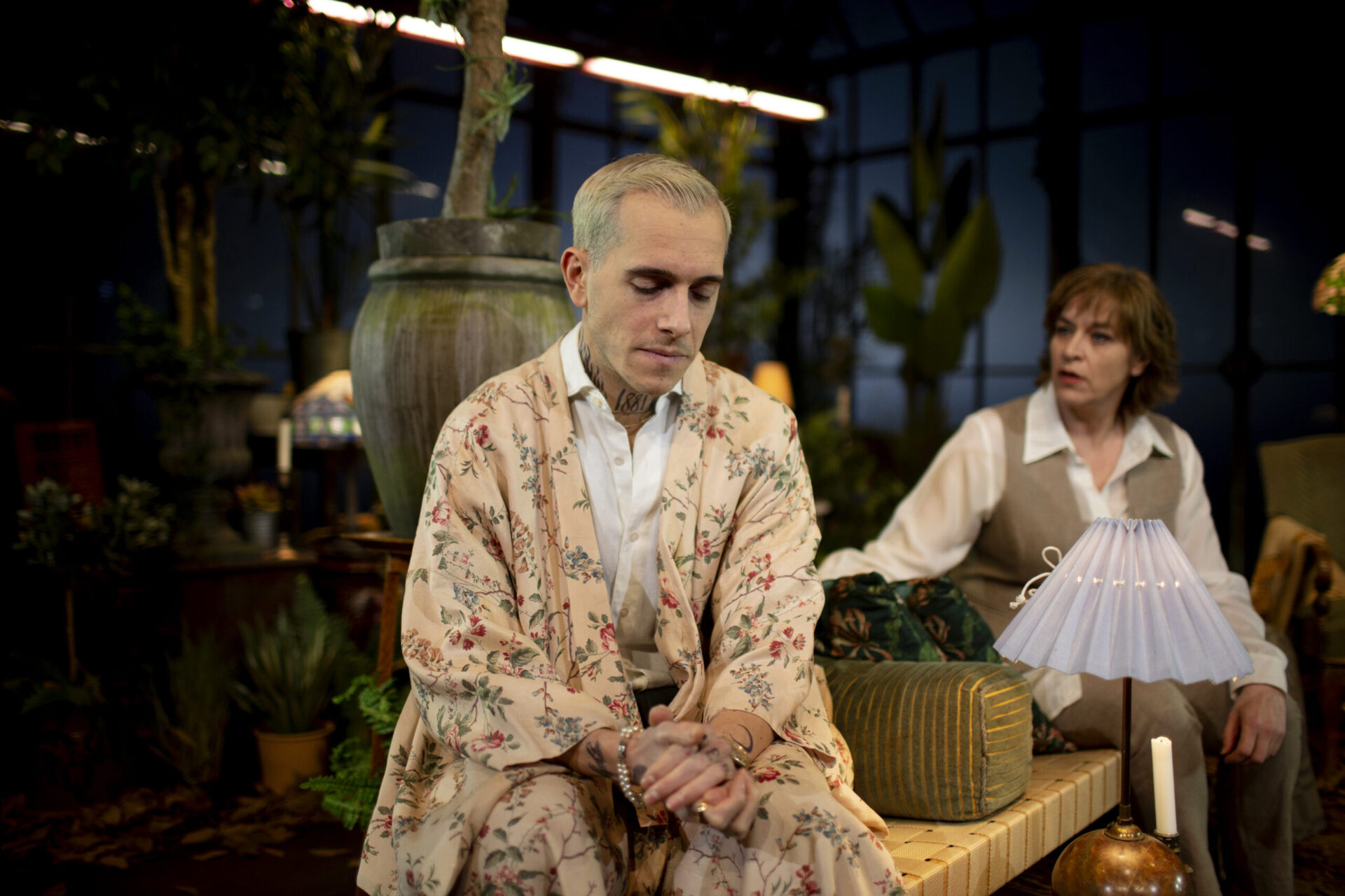 Leo Magnus de la Nuez og Marianne Holter i samtale i drivhuset.