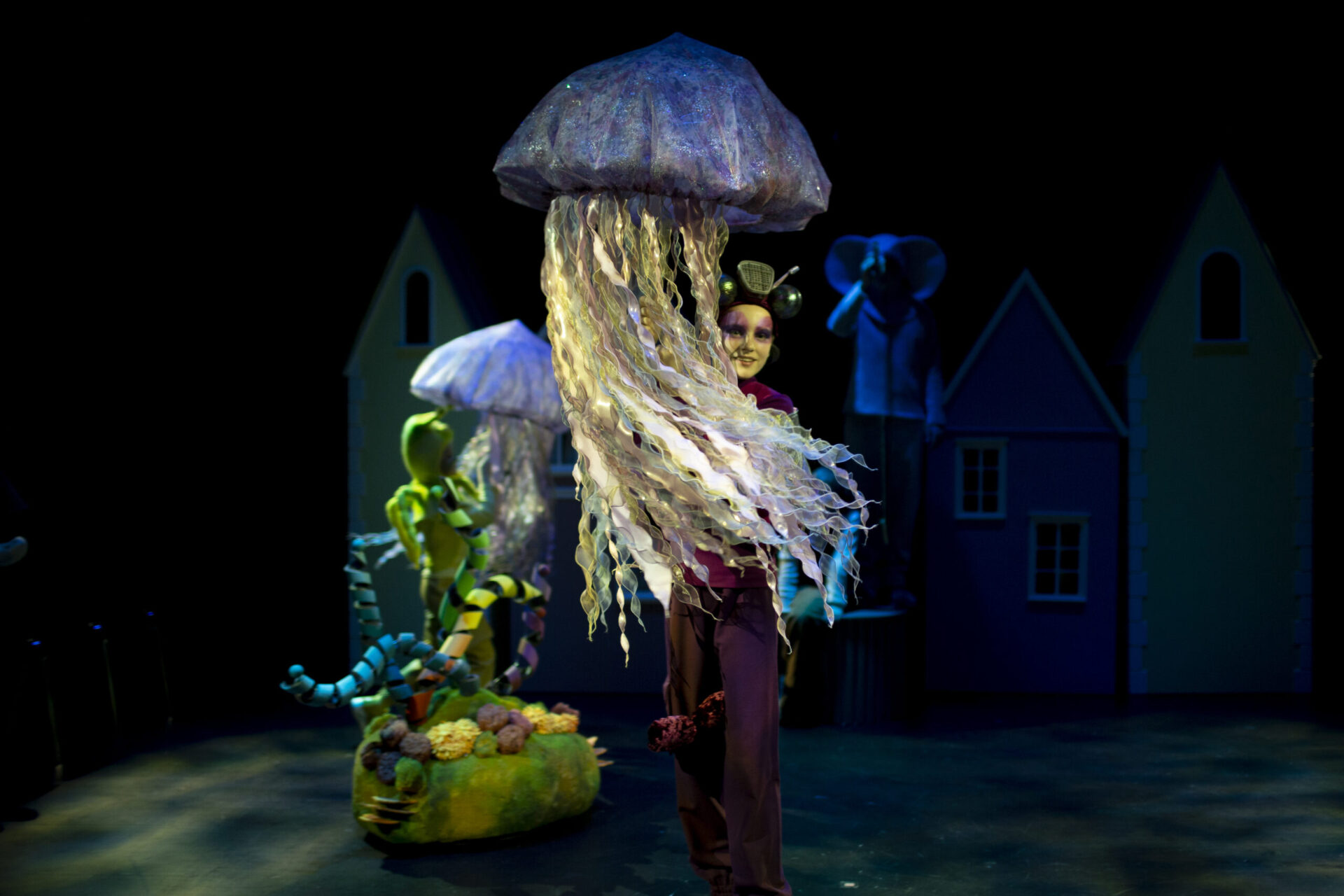 To barn i kostymer som ser ut som fargerike maneter.