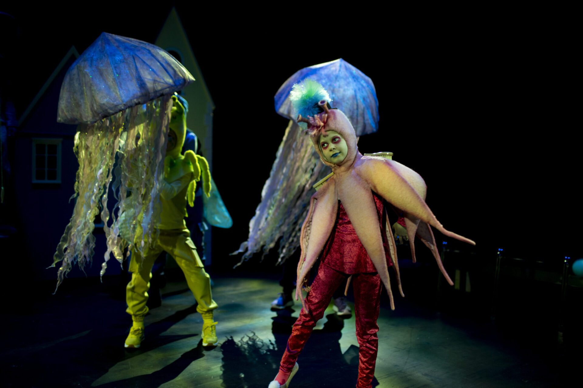 Medlemmer fra Barne- og ungdomsteatret ikledd kostymer som ser ut som maneter