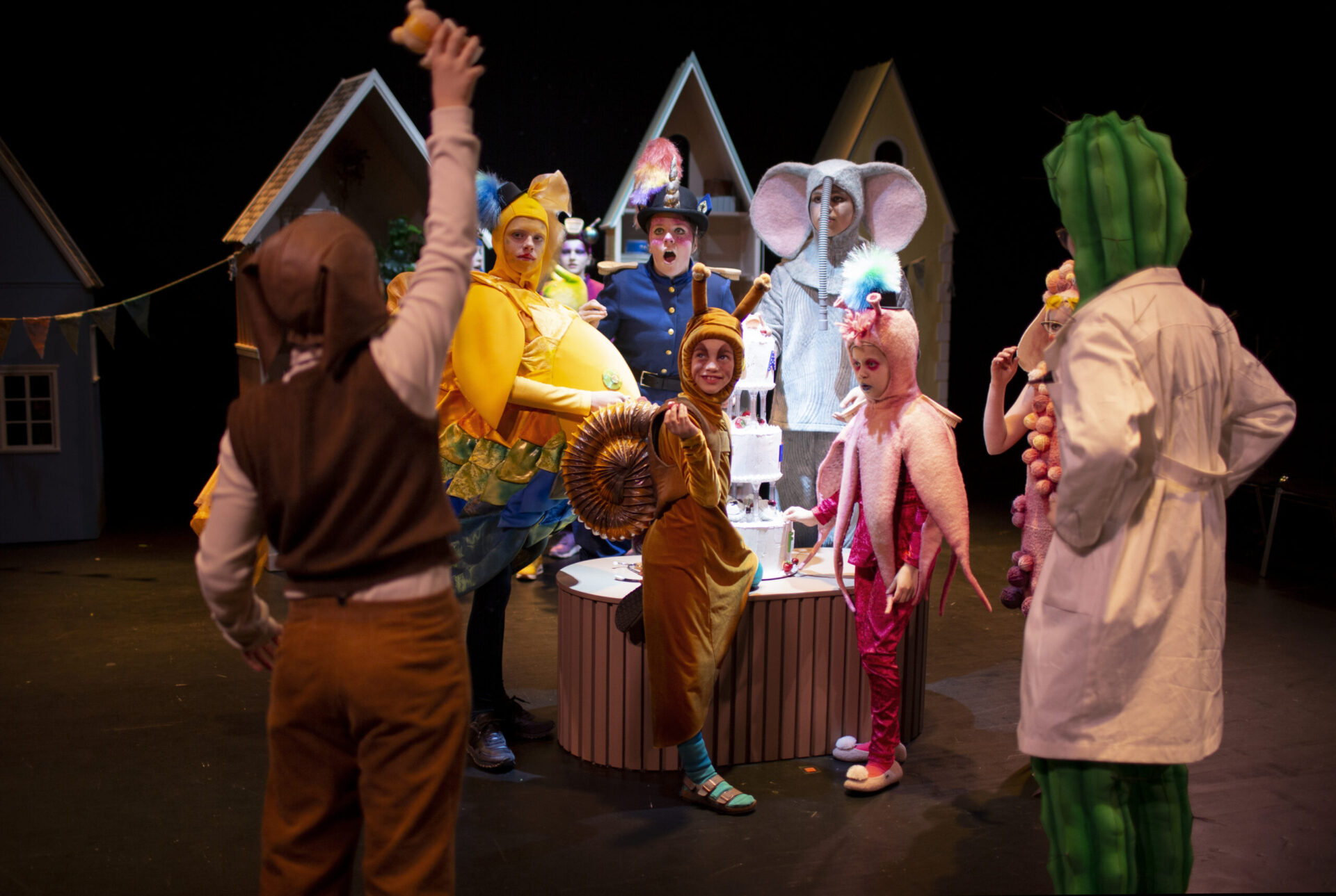 Ulf er frisk og har funnet igjen bamsen sin. Alle vennene er med og feirer.