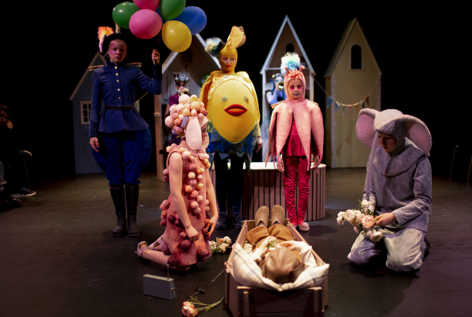 Ulf ligger i kisten og vennene hans står rundt og er leie seg.