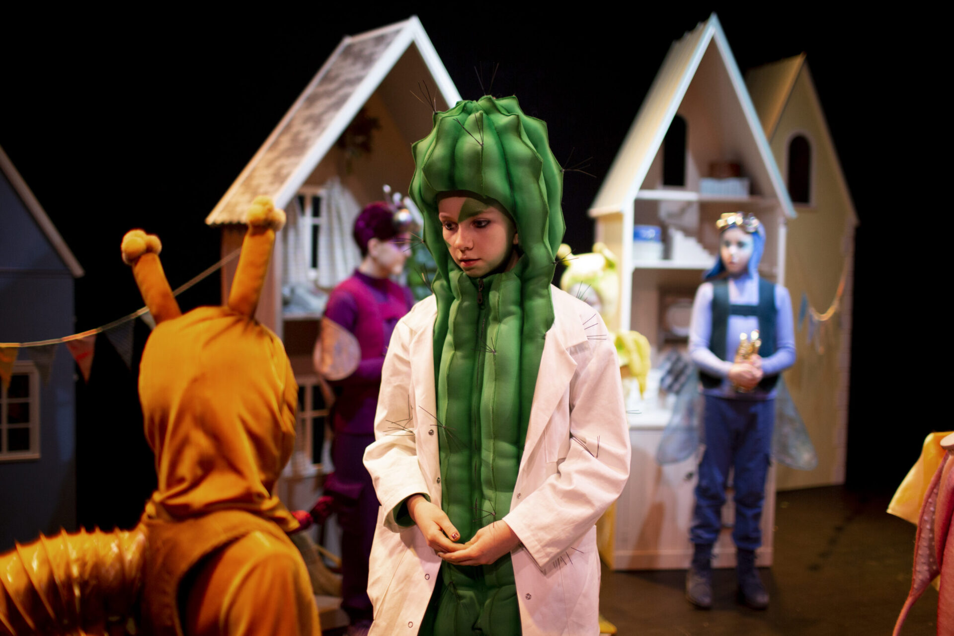 En kaktus som er lege snakker med en snegle.