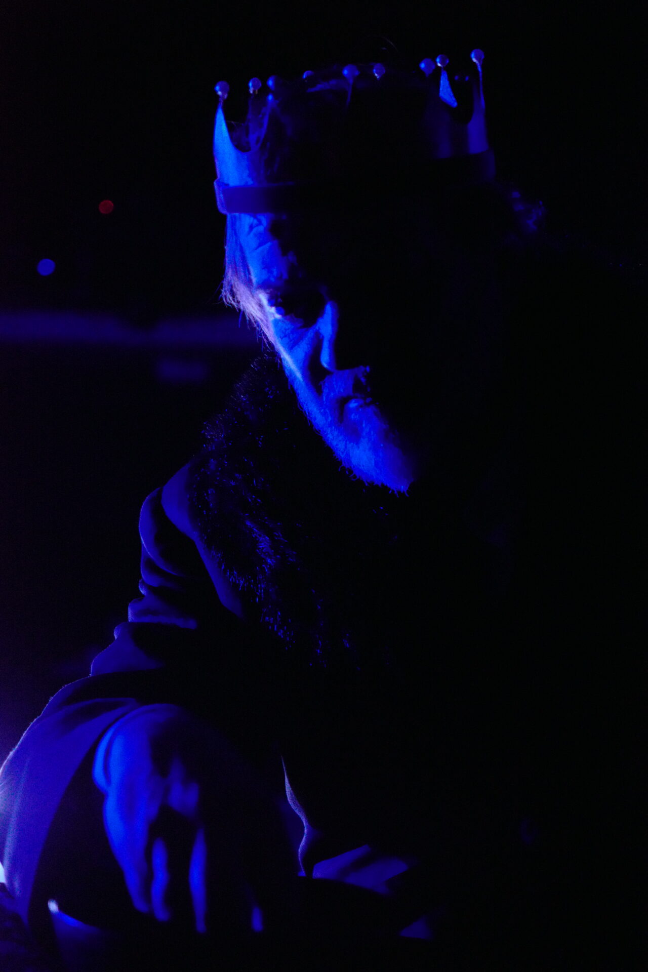 Et mørkt bilde av en mann med kongekrone.