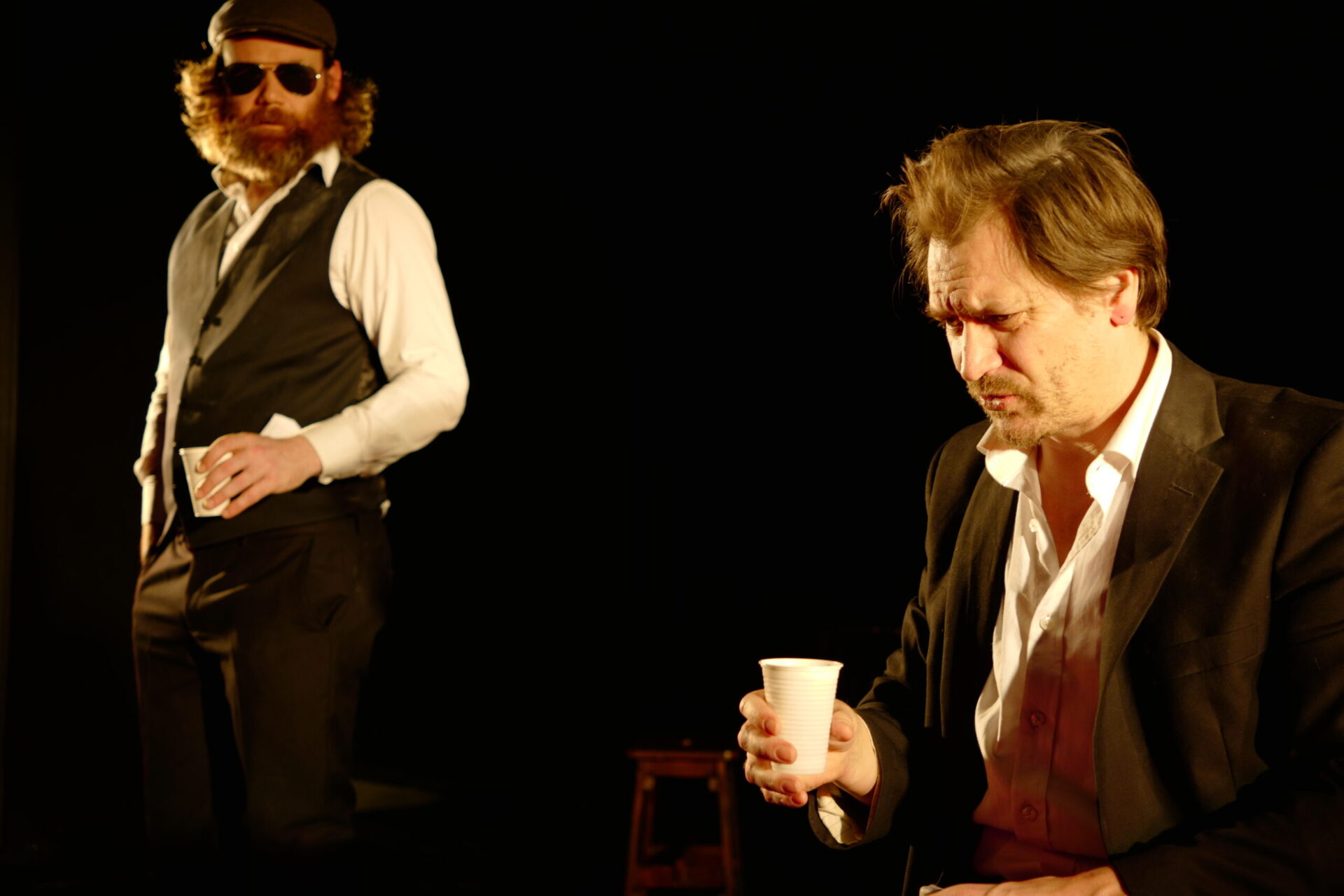 To menn i et rom. Den ene har blod på skjorta.