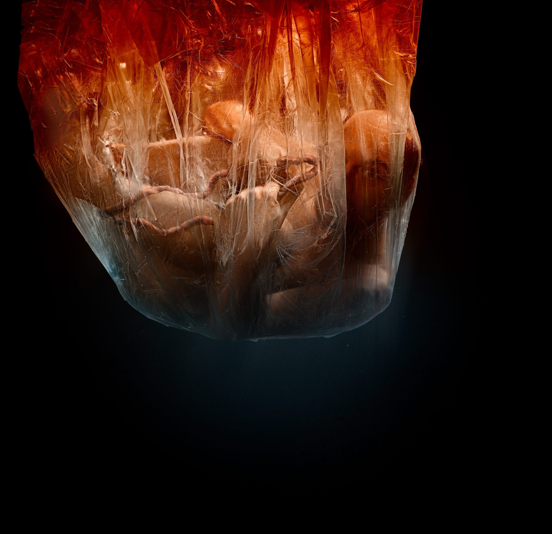 En mann henger inni en pose og stirre på oss