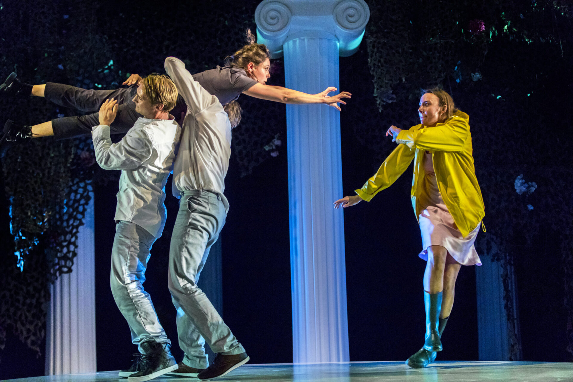 To menn bærer vekk en kvinne som vil slåss med en annen kvinne