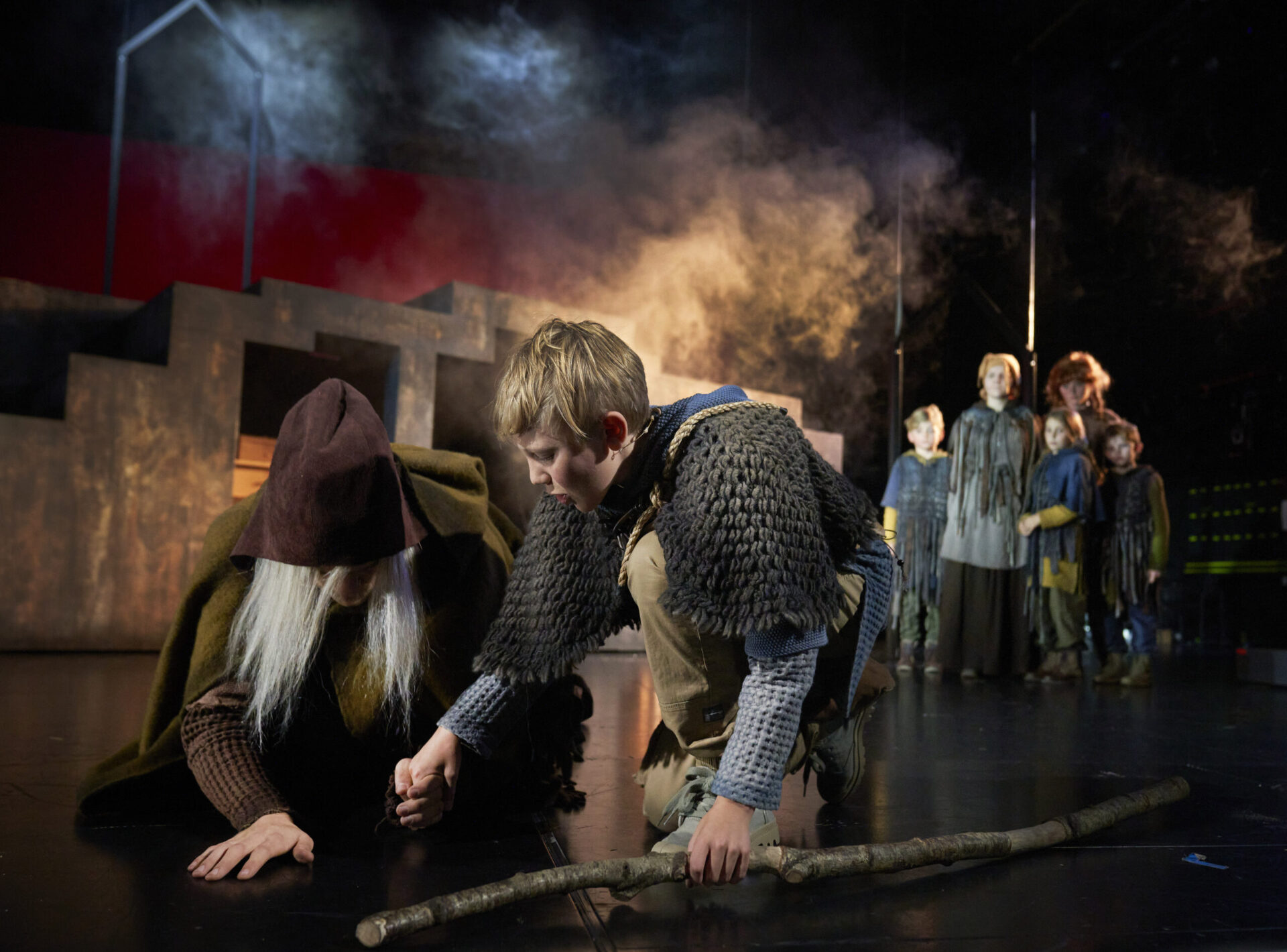 En liten gutt prøver å hjelpe en eldre mann med å reise seg opp