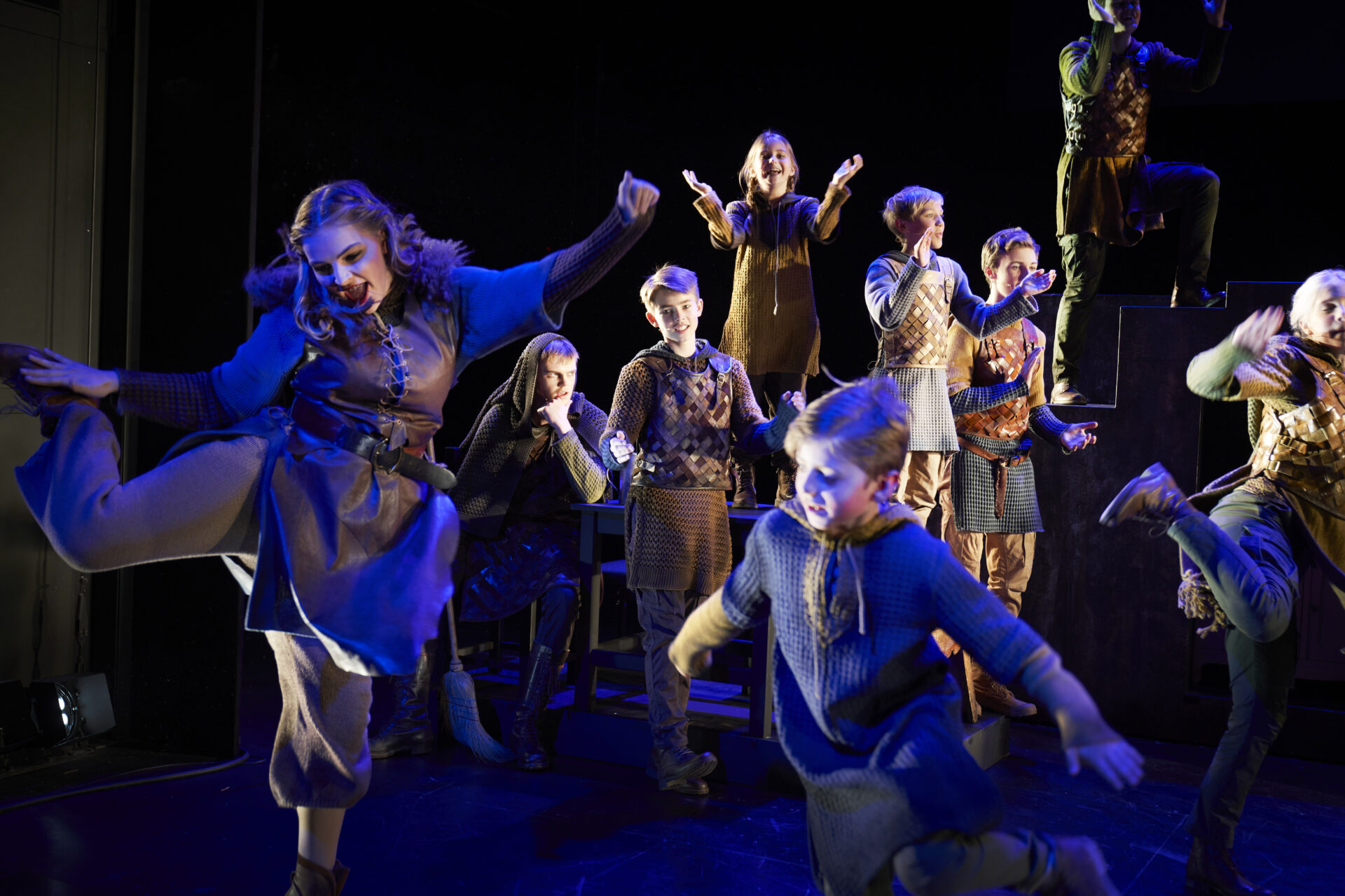 Smilende barn som danser og klapper